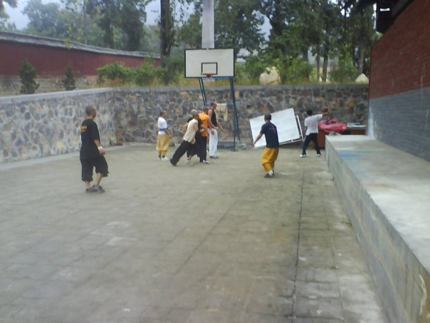 beim Basketball spielen im Shaolin Tempel mit den M�nchen