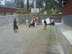 beim%20Basketball%20spielen%20im%20Shaolin%20Tempel%20mit%20den%20Mnchen